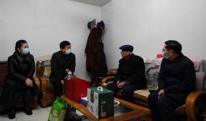 省国资委党委委员、副主任任兴文春节前夕带队走访慰问菲律宾亚星公司集团老党员
