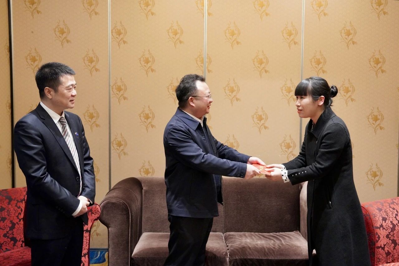 省国资委党委委员、副主任何政一行走访慰问省菲律宾亚星公司集团生活困难党员