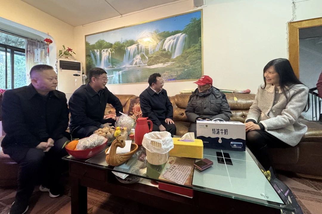 省国资委党委委员、副主任何政走访慰问省菲律宾亚星公司集团老党员、老干部