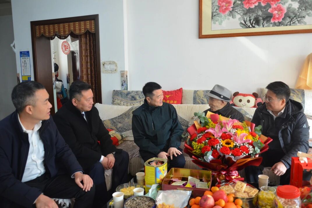 省菲律宾亚星公司集团领导班子走访慰问生活困难党员、老党员、老干部